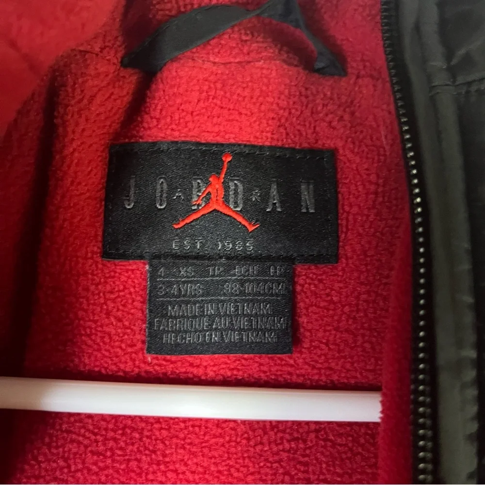 Jordan black, white,‎ red Big Boys' Nylon Puffer Jacket Size 4 | XS| 3-4 yrs